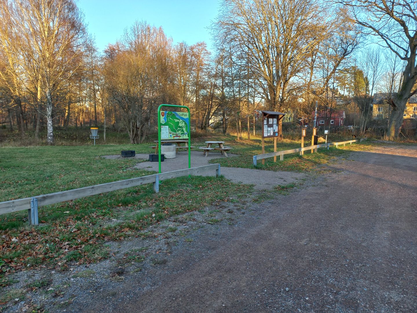 Ställplats för husbilar i naturområde vid området Lanhagen.